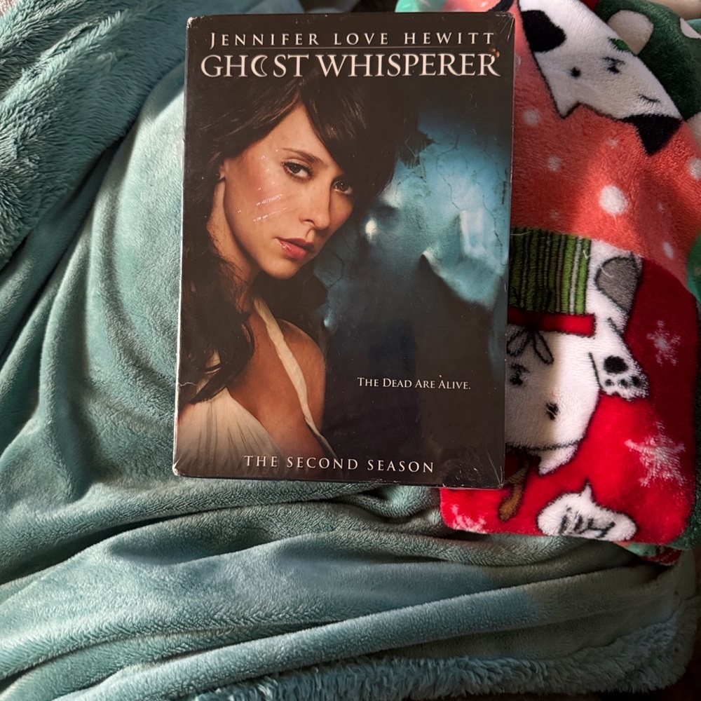 Ghost Whisperer Season Two DVD - Jennifer Love Hewitt - Black/Blue